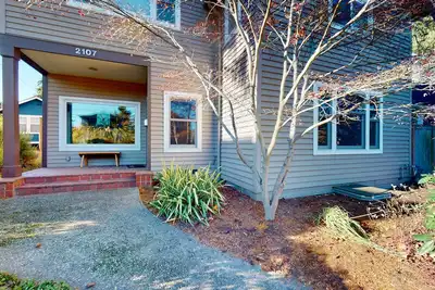 Image de Elegant dog-friendly home near Seattle Aquarium with game room, fireplace & W/D