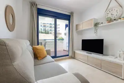 Image de Appartement de vacances \"Los patos 2, terraza\" avec vue sur les montagnes et piscine partagée.