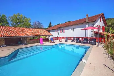 Image de Villa \"Maison Elixondoa\" avec vue sur les montagnes, piscine privée et Wi-Fi.