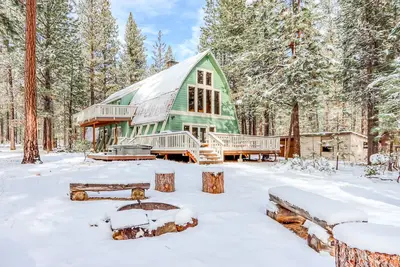 Image de Lovely home by waterfalls with firepit, hot tub & washer/dryer - dog-friendly