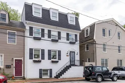 Image de On-Site Parking, Steps to Usna Gate 3 and Private Patio at Historic Gatehouse