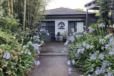 Image de Agapantha Cottage - Country in the City
