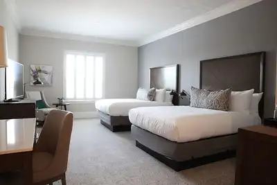 Image de Mind-Blowing Art Experiences for All! Two Pet-friendly Units with Free Parking!
