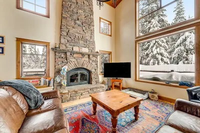 Image de Rustic cabin by the lake & skiing with private sauna & game room - dog-friendly