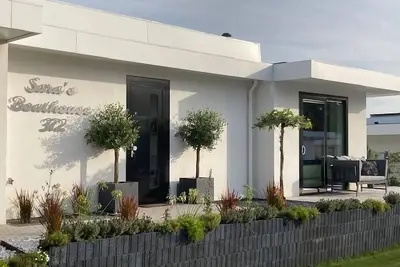 Image de Élégante villa en bord de mer avec jetée