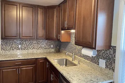 Image de Neat and clean updated Royal Oak Bungalow