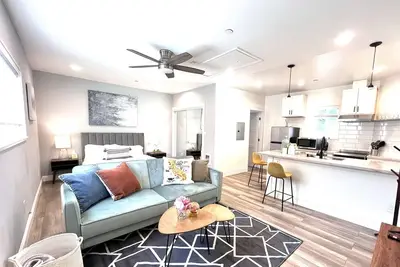 Modern & Bright Cottage Walkable to Cafes and Shops