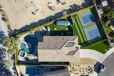 Image de The Camp - Private pickleball court and pool close to festivals/golf