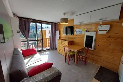 Image de Studio moderne au centre station avec balcon, idéal couple, proche commerces et pistes