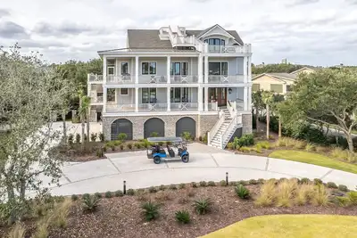 Image de Second-Row Retreat with Pool, Outdoor Cooking Area, and Ocean Views