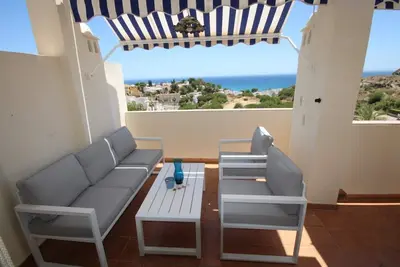 Charmant appartement avec ascenseur pour descendre à la piscine et aux jardins.