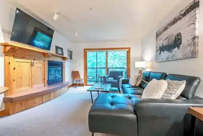Image de Modern Remodel Top Level Corner Unit with Hot Tubs