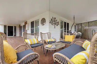 Image de You’ll enjoy multiple areas around the house to kick back, relax & get comfy