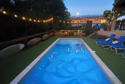 Image de Vibeinn: 9 Bedroom House w pool-patios (6 King and 3 Queen), Funky Fun 9 Bedroom Rental