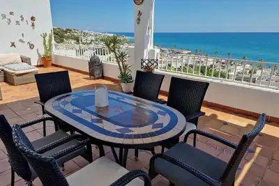 Image de Appartement moderne pour 4 avec vue imprenable sur la mer avec piscine