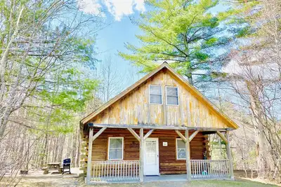 Image de Rustic riverfront cabin- 15 minutes from the Cog Railway and Crawford Notch.