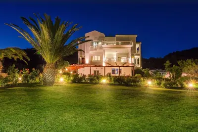 Image de A seafront villa with swimming pool