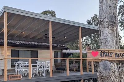Image de Sandy's Beach Shack @ Bawley an original and beautifully preserved 1970 Bawley Beach Shack