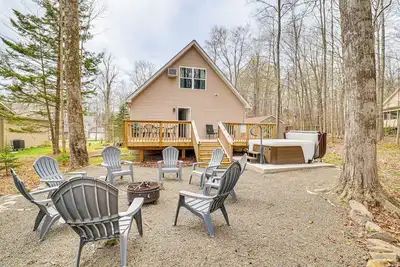 Image de Hot Tub + Decks: Tree-Lined Retreat in Pocono Lake