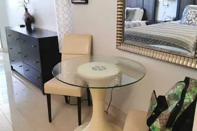 Image de Sunny Isles Florida, beach front, studio for rent.