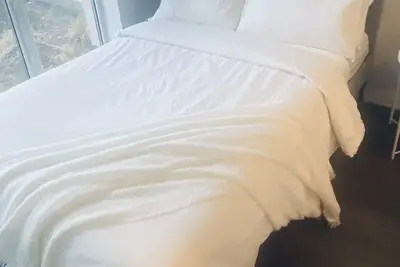 Image de Cute and Cozy Condo - Minutes From Scotiabank Arena and Nightlife