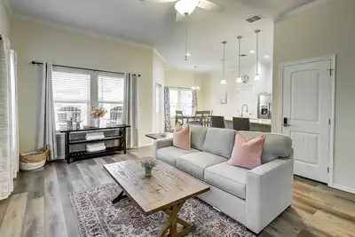 Image de Placid home with balcony, patio, gas grill, washer/dryer, & pool - golf nearby