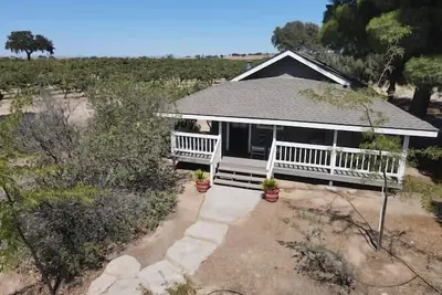 Image de Vineyard Cottage - Cottage on vineyard with loft, views, fireplace, bbq