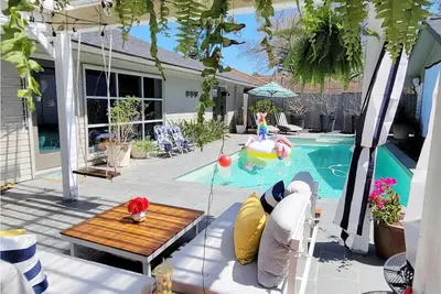 Image de Heights Bungalow with pool/hot tub and backyard paradise.