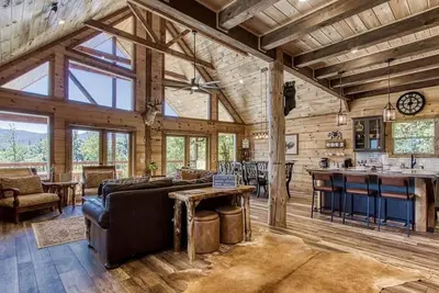 Image de Huge Mountain Log Cabin with Amazing Views
