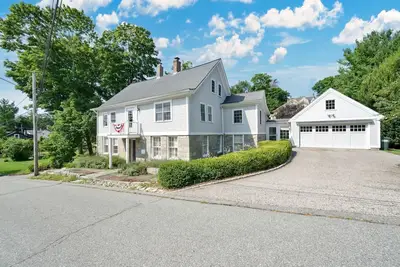 Image de 3, 000 sq ft Downtown Mystic House, Private Backyard & Parking