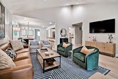 Image de Elegantly decorated home located right next to the Lago Vista Spur bike trail