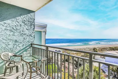 Image de Polished oceanfront condo with pool access, private balcony & washer/dryer