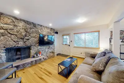 Image de Beautiful mountain-view condo with hot tubs, heated pool, fireplace, pool table