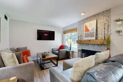 Image de Mountain-view condo with outdoor pool, fireplace, grill, patio, pool table & W/D