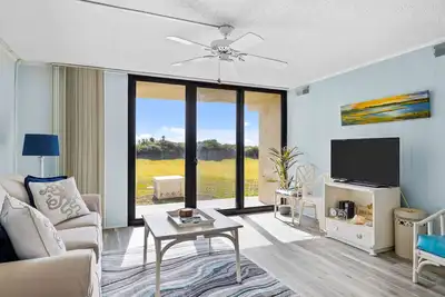 Image de Coastal condo with easy beach and pool access - washer/dryer & central Ac