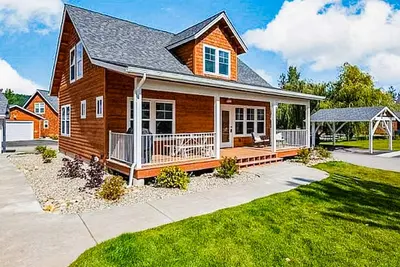 Image de Charming bungalow near the lake with fireplace, central Ac, & washer\/dryer