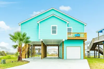 Image de Bright home near the beach with balcony, Ping-Pong/pool table, & central Ac