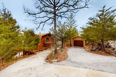 Image de Newly remodeled lakefront home with views of Beaver Lake & Beaver Dam