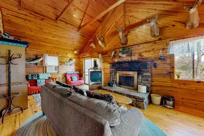 Image de Lakefront dog-friendly log cabin with private boat access, firepit, & grill