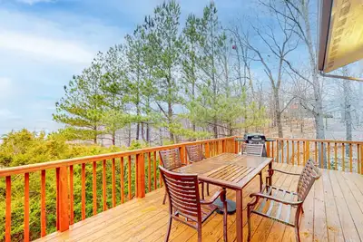 Image de Beautiful home close to marina with Beaver Lake views & fireplace