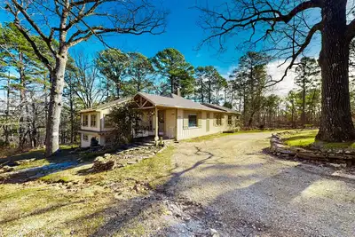 Image de Spacious home with fireplace, washer/dryer, Ac & yard with firepit