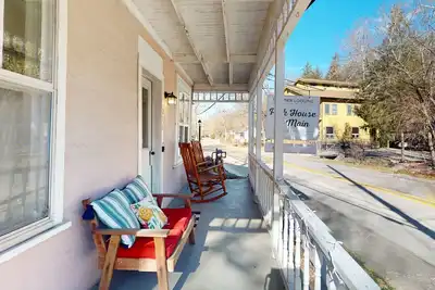 Image de Lower-level dog-friendly home with a porch, Ac, parking & washer/dryer