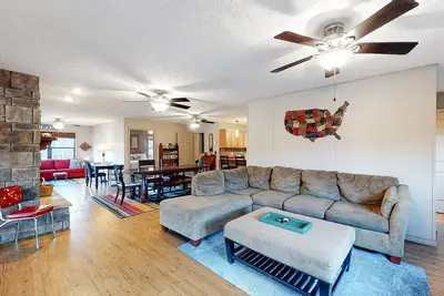 Image de Lakefront home on Beaver Lake with deck, easy shore access, decks & boat access