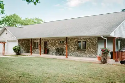 Image de Lake house with washer/dryer, central Ac, game rom, deck & yard