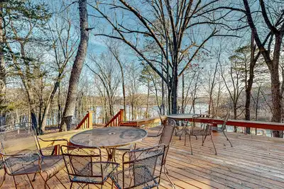Image de Lakefront home with boat access, fireplace, washer\/dryer & firepit