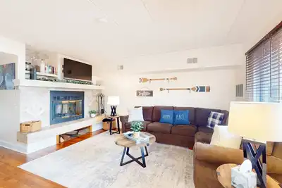 Image de 1st-floor lakefront condo with mountain views & pool - near ski/hiking