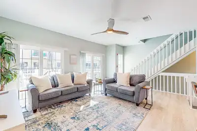 Image de Spacious townhome with Gulf view, pool, three decks, & central Ac - snowbirds Ok