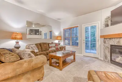 Image de Comfortable condo with fireplace, heated pool, hot tub, balcony & full kitchen