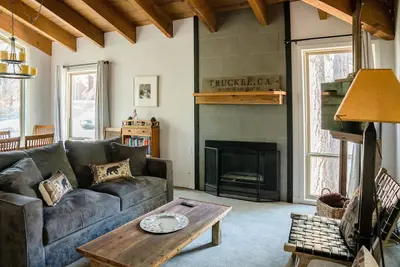 Image de Remodeled all-season condo with fireplace