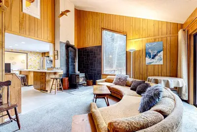 Image de Mcm hideaway with entertainer's deck, dog-friendly yard, Ping-Pong & Wfh desks